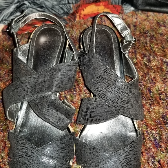 Sz 8 Kenneth Cole Black wedge heel sandals - Picture 7 of 7